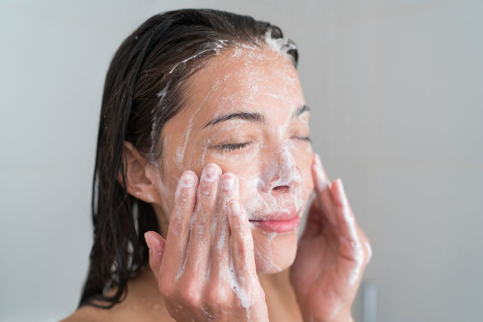 4 Tips on How To Apply A Facial Mask for Your Skincare Routine